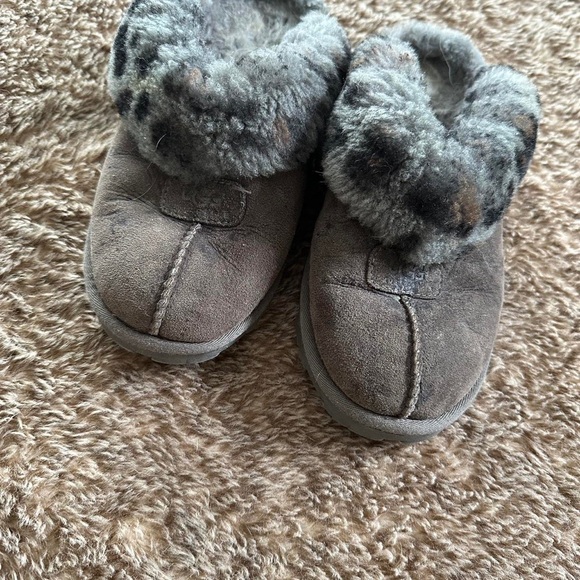 Ugg coquette slippers 
Grey leopard fur trim
Size US 7 / EU 38 - Picture 2 of 4